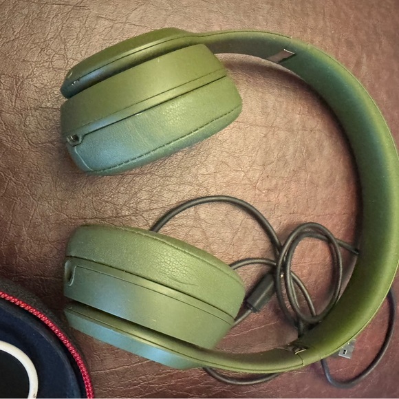 Beats Solo Military Green Wireless Headphones with Case - Picture 2 of 3